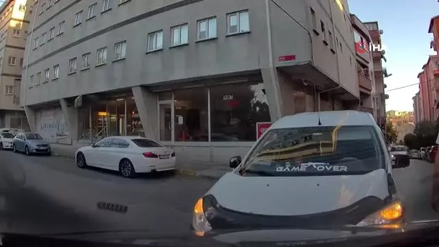 İstanbul'da aracıyla kafa kafaya çarpışan sürücü aracını tekmeledi İstanbul'da aracıyla kafa kafaya çarpışan sürücü aracını tekmeledi