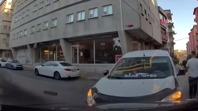 İstanbul'da aracıyla kafa kafaya çarpışan sürücü aracını tekmeledi İstanbul'da aracıyla kafa kafaya çarpışan sürücü aracını tekmeledi