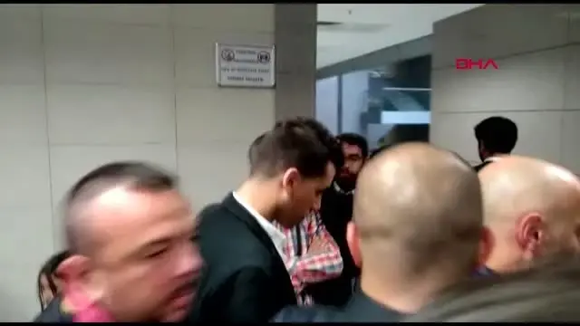 Şarkıcı Arto'yu tehdit ettirdiği iddiasıyla hakim karşısına çıkan Kerimcan Durmaz'ın aylık geliri dudak uçuklattı Şarkıcı Arto'yu tehdit ettirdiği iddiasıyla hakim karşısına çıkan Kerimcan Durmaz'ın aylık geliri dudak uçuklattı
