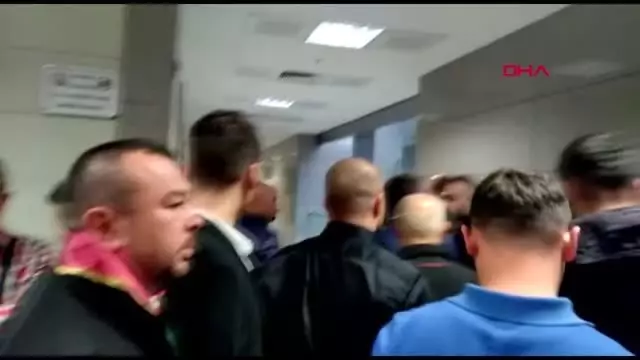 Şarkıcı Arto'yu tehdit ettirdiği iddiasıyla hakim karşısına çıkan Kerimcan Durmaz'ın aylık geliri dudak uçuklattı Şarkıcı Arto'yu tehdit ettirdiği iddiasıyla hakim karşısına çıkan Kerimcan Durmaz'ın aylık geliri dudak uçuklattı