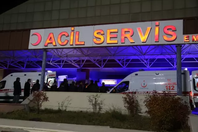 Kars'taki askeri aracın geçişi sırasında patlama Kars'taki askeri aracın geçişi sırasında patlama