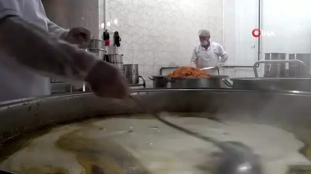 Kayyum atanan belediyeden yoksul ve kimsesizlere sıcak yemek Kayyum atanan belediyeden yoksul ve kimsesizlere sıcak yemek