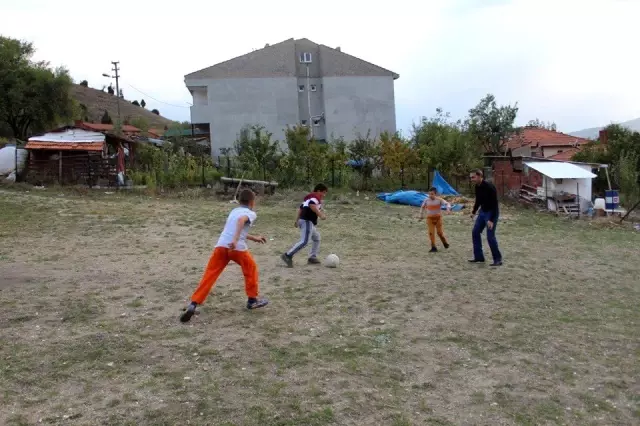 Mahallede kendileriyle futbol oynayan Kaymakam Çiçek'i ziyaret ettiler