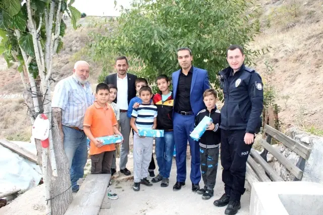 Mahallede kendileriyle futbol oynayan Kaymakam Çiçek'i ziyaret ettiler Mahallede kendileriyle futbol oynayan Kaymakam Çiçek'i ziyaret ettiler