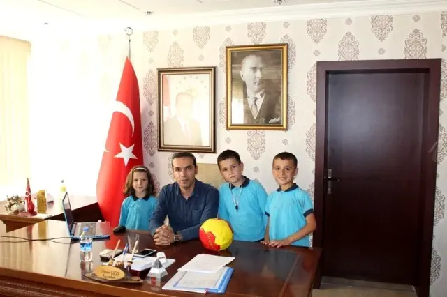 Mahallede kendileriyle futbol oynayan Kaymakam Çiçek'i ziyaret ettiler Mahallede kendileriyle futbol oynayan Kaymakam Çiçek'i ziyaret ettiler