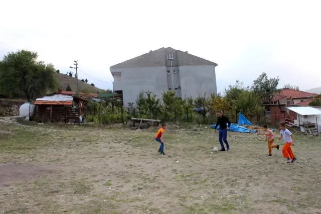 Mahallede kendileriyle futbol oynayan Kaymakam Çiçek'i ziyaret ettiler Mahallede kendileriyle futbol oynayan Kaymakam Çiçek'i ziyaret ettiler