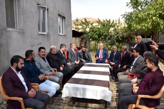 Milletvekillerinden Barış Pınarı Harekatı'nda yaralanan askere ziyaret Milletvekillerinden Barış Pınarı Harekatı'nda yaralanan askere ziyaret