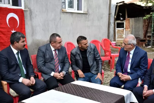 Milletvekillerinden Barış Pınarı Harekatı'nda yaralanan askere ziyaret Milletvekillerinden Barış Pınarı Harekatı'nda yaralanan askere ziyaret
