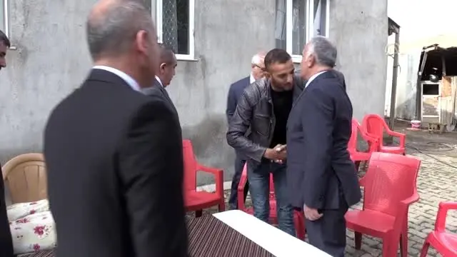 Milletvekillerinden Barış Pınarı Harekatı'nda yaralanan askere ziyaret Milletvekillerinden Barış Pınarı Harekatı'nda yaralanan askere ziyaret