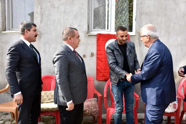 Milletvekillerinden Barış Pınarı Harekatı'nda yaralanan askere ziyaret Milletvekillerinden Barış Pınarı Harekatı'nda yaralanan askere ziyaret