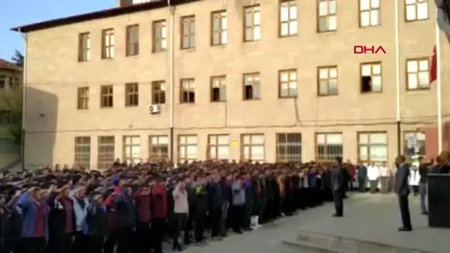 Niğde-binlerce öğrenciden asker selamı