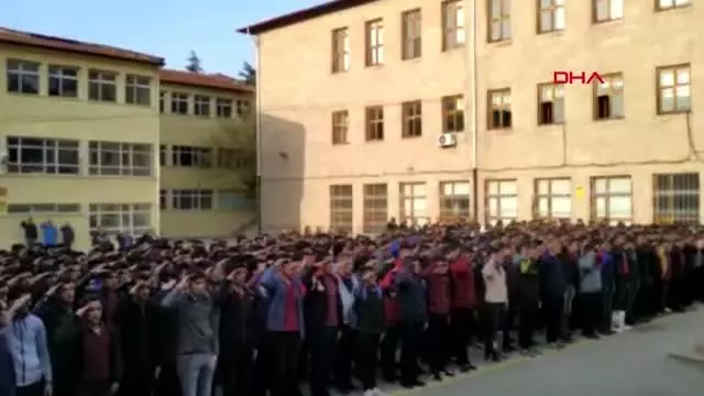 Niğde-binlerce öğrenciden asker selamı Niğde-binlerce öğrenciden asker selamı