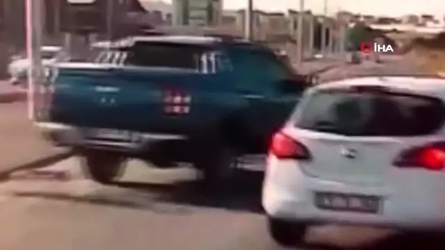 Öğrencilerin üzerine kamyonet sürdü,