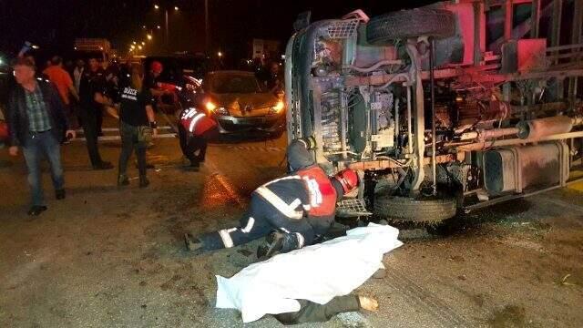 Olay yerindeki manzara sağlık ekiplerini ve itfaiyeyi şaşkına uğrattı: Zincirleme kazada 1 kişi öldü 4 kişi yaralandı