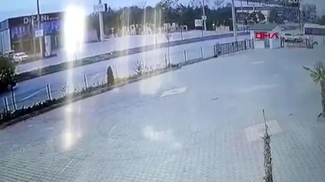 Otomobilin direğe çarptığı kaza güvenlik kamerasında Otomobilin direğe çarptığı kaza güvenlik kamerasında
