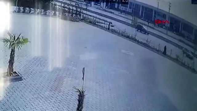Otomobilin direğe çarptığı kaza güvenlik kamerasında Otomobilin direğe çarptığı kaza güvenlik kamerasında