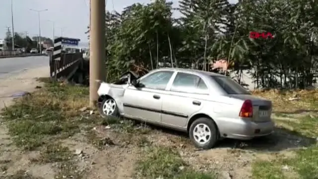 Otomobilin direğe çarptığı kaza güvenlik kamerasında Otomobilin direğe çarptığı kaza güvenlik kamerasında