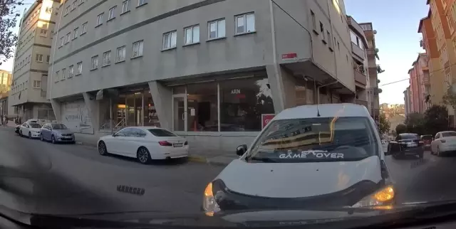 (Özel) Bağcılar'da iki araç kafa kafaya çarpışınca sürücülerden biri aracını tekmeledi (Özel) Bağcılar'da iki araç kafa kafaya çarpışınca sürücülerden biri aracını tekmeledi