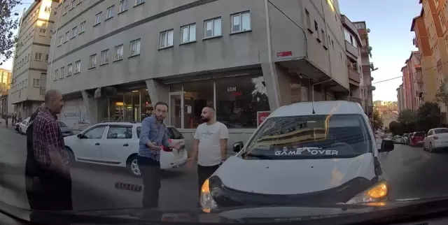 (Özel) Bağcılar'da iki araç kafa kafaya çarpışınca sürücülerden biri aracını tekmeledi (Özel) Bağcılar'da iki araç kafa kafaya çarpışınca sürücülerden biri aracını tekmeledi