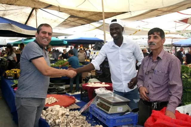 (Özel) Denizli'de, Gine-Bissaulu pazarcı gencin hikayesi (Özel) Denizli'de, Gine-Bissaulu pazarcı gencin hikayesi