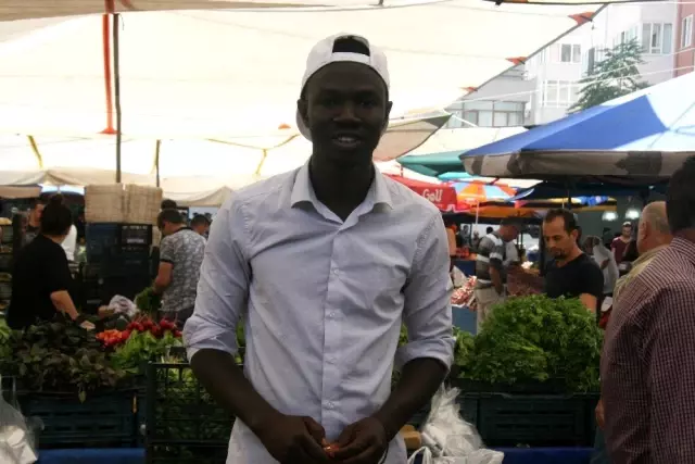 (Özel) Denizli'de, Gine-Bissaulu pazarcı gencin hikayesi (Özel) Denizli'de, Gine-Bissaulu pazarcı gencin hikayesi