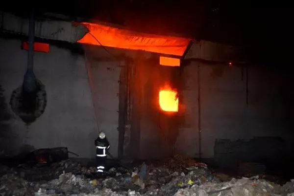 Plastik ve geri dönüşüm fabrikasında yangın Plastik ve geri dönüşüm fabrikasında yangın