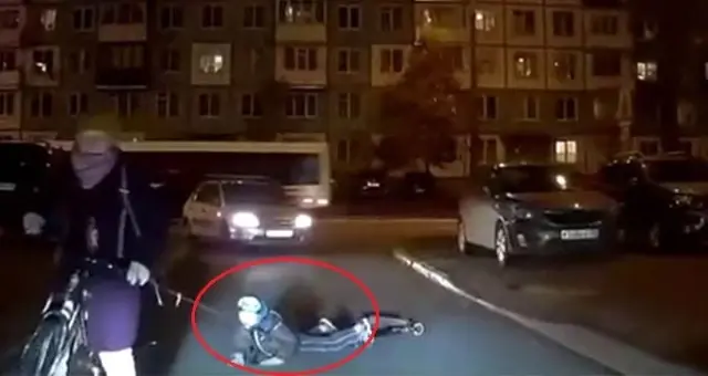 Rusya'da bir anne, scooter üstündeki çocuğunu iple bisiklete bağladı