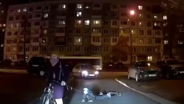 Rusya'da bir anne, scooter üstündeki çocuğunu iple bisiklete bağladı Rusya'da bir anne, scooter üstündeki çocuğunu iple bisiklete bağladı