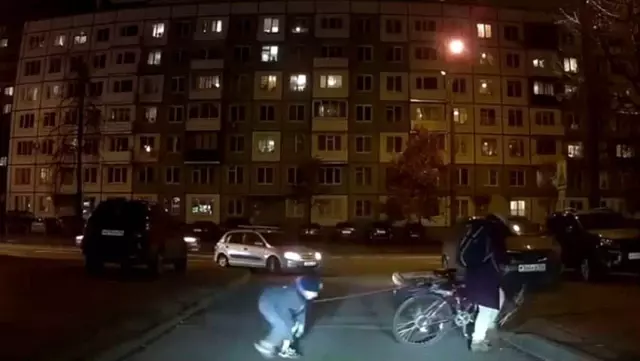 Rusya'da bir anne, scooter üstündeki çocuğunu iple bisiklete bağladı Rusya'da bir anne, scooter üstündeki çocuğunu iple bisiklete bağladı