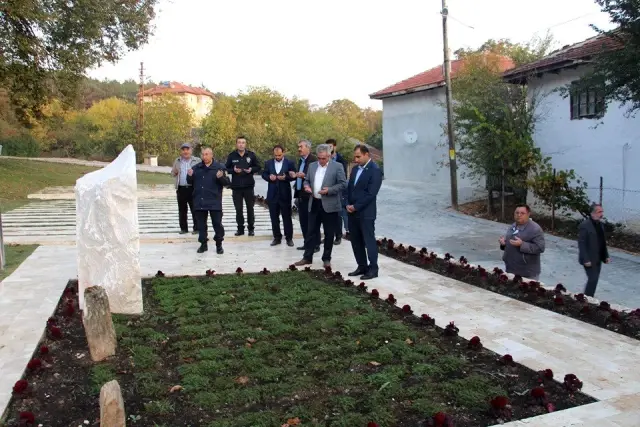Sabah namazı sonrası şehitliğe ziyaret Sabah namazı sonrası şehitliğe ziyaret