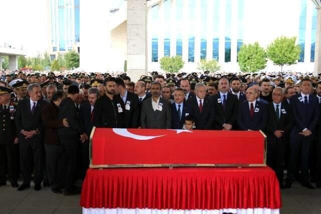 Şehide acı veda: Gelinliğiyle son yolculuğuna uğurladı