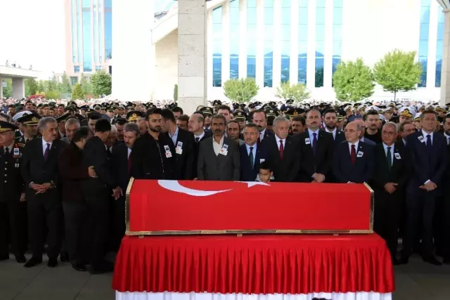 Şehide acı veda: Gelinliğiyle son yolculuğuna uğurladı Şehide acı veda: Gelinliğiyle son yolculuğuna uğurladı