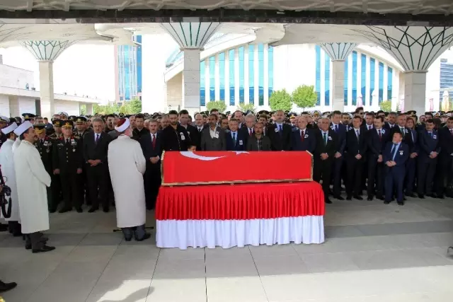Şehide acı veda: Gelinliğiyle son yolculuğuna uğurladı Şehide acı veda: Gelinliğiyle son yolculuğuna uğurladı