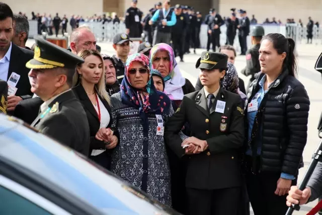 Şehide acı veda: Gelinliğiyle son yolculuğuna uğurladı Şehide acı veda: Gelinliğiyle son yolculuğuna uğurladı