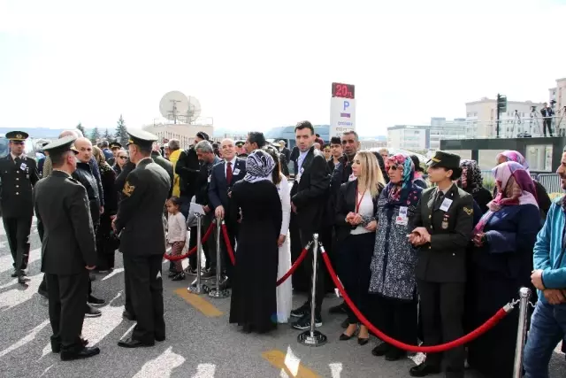 Şehide acı veda: Gelinliğiyle son yolculuğuna uğurladı Şehide acı veda: Gelinliğiyle son yolculuğuna uğurladı