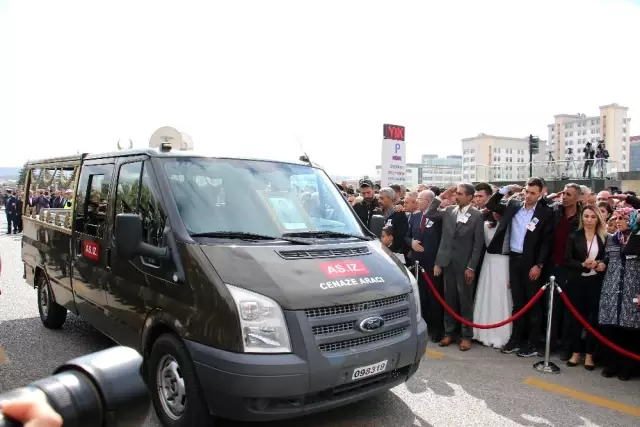 Şehide acı veda: Gelinliğiyle son yolculuğuna uğurladı Şehide acı veda: Gelinliğiyle son yolculuğuna uğurladı