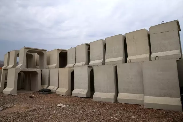 Suriye sınırına beton mevzi takviyesi Suriye sınırına beton mevzi takviyesi