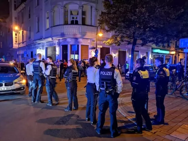 Almanya'da terör örgütü yandaşları Türk kahvesine saldırdı! Polis biber gazıyla müdahale etti Almanya'da terör örgütü yandaşları Türk kahvesine saldırdı! Polis biber gazıyla müdahale etti
