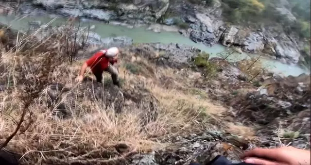 Uçurumda kalan drone'u kurtarmak için seferber oldular
