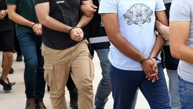 FETÖ'nün hücre evleri çökertildi: 15 ilde yapılan operasyonlarda 41 kişi hakkında gözaltı kararı FETÖ'nün hücre evleri çökertildi: 15 ilde yapılan operasyonlarda 41 kişi hakkında gözaltı kararı