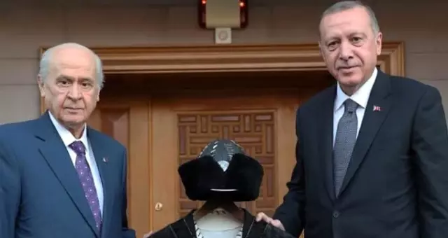 Bahçeli, Erdoğan'a 'Hakan kaftanı' hediye etti