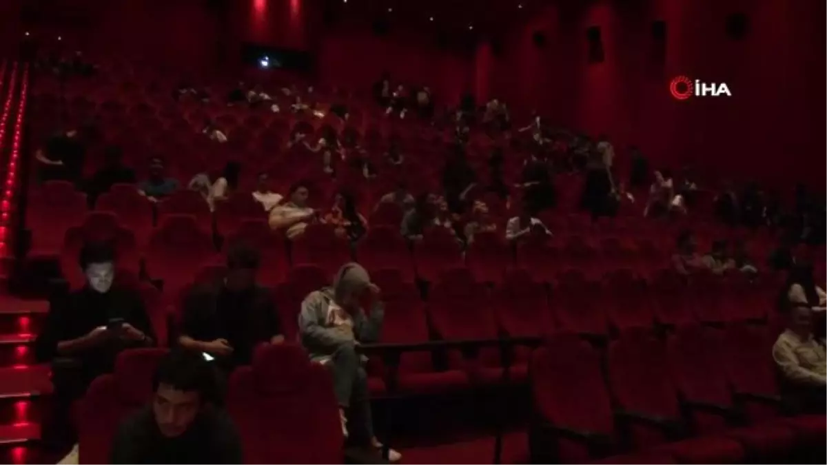 Cem Yılmaz'dan 'Karakomik Filmler' eleştirilerine yanıt...'Ne zaman bir filmimiz çıksa bizi çok...