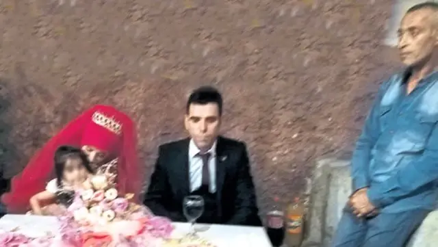 Damadının boğazını kesmek için fırsat kollayan kayınpeder, kameralara yakalanmış Damadının boğazını kesmek için fırsat kollayan kayınpeder, kameralara yakalanmış