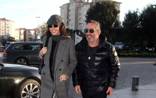 Defne Samyeli ve Cem Yılmaz'ı ayırdığı söylenen Serenay Sarıkaya, muhabirlerin sorularını yanıtsız bıraktı Defne Samyeli ve Cem Yılmaz'ı ayırdığı söylenen Serenay Sarıkaya, muhabirlerin sorularını yanıtsız bıraktı