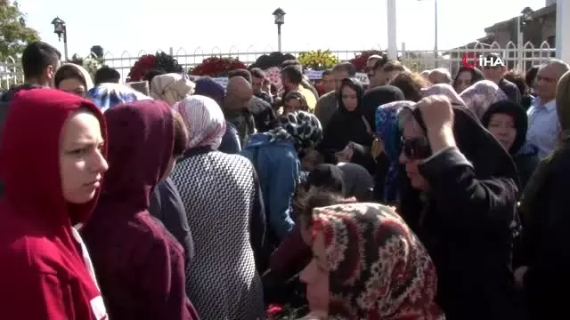 Fatih'te yabancı uyruklu grubun bıçaklı saldırısında öldürülen İsmail Mert Bayer, son yolculuğuna... Fatih'te yabancı uyruklu grubun bıçaklı saldırısında öldürülen İsmail Mert Bayer, son yolculuğuna...
