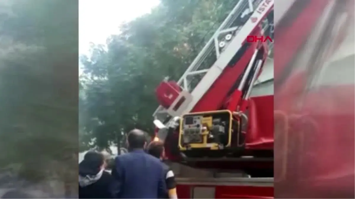 İstanbulavcılar�da binanın çatısı alev alev yandı Haber