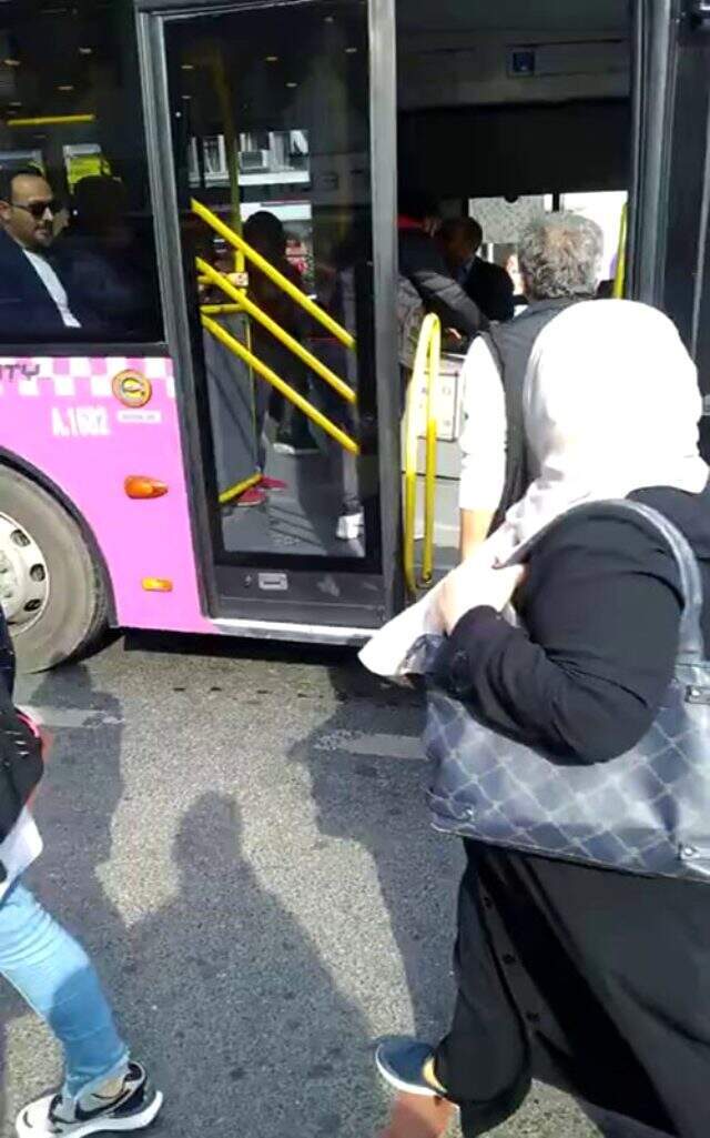 İstanbul'da otobüs şoförü ile yolcu birbirine girdi...O anlar kamerada
