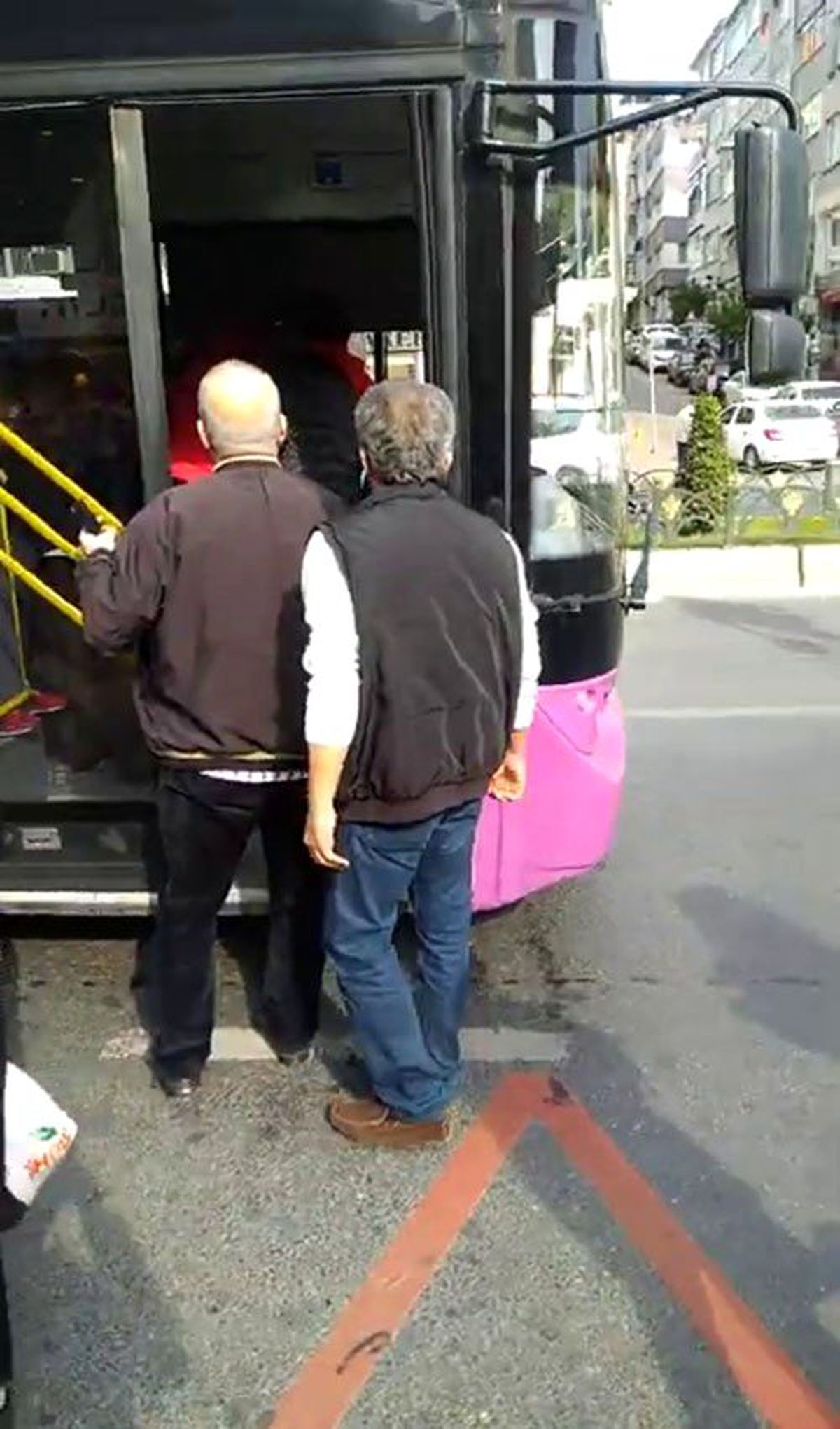İstanbul'da otobüs şoförü ile yolcu birbirine girdi