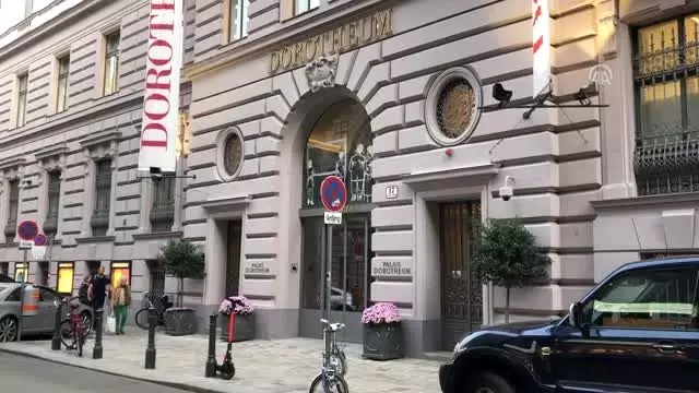 'İstanbul Hanımefendisi' Avusturya'da 'rekor' fiyata alıcı buldu 'İstanbul Hanımefendisi' Avusturya'da 'rekor' fiyata alıcı buldu