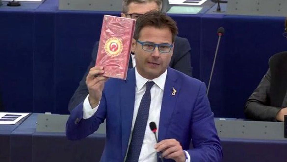 İtalyan vekilden küstah hareket! Türk parlamenterlerin dağıttığı çikolatayı fırlattı